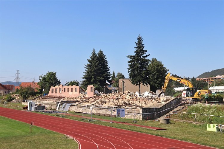 Stadión v Radotíně se přestavuje v moderní areál.