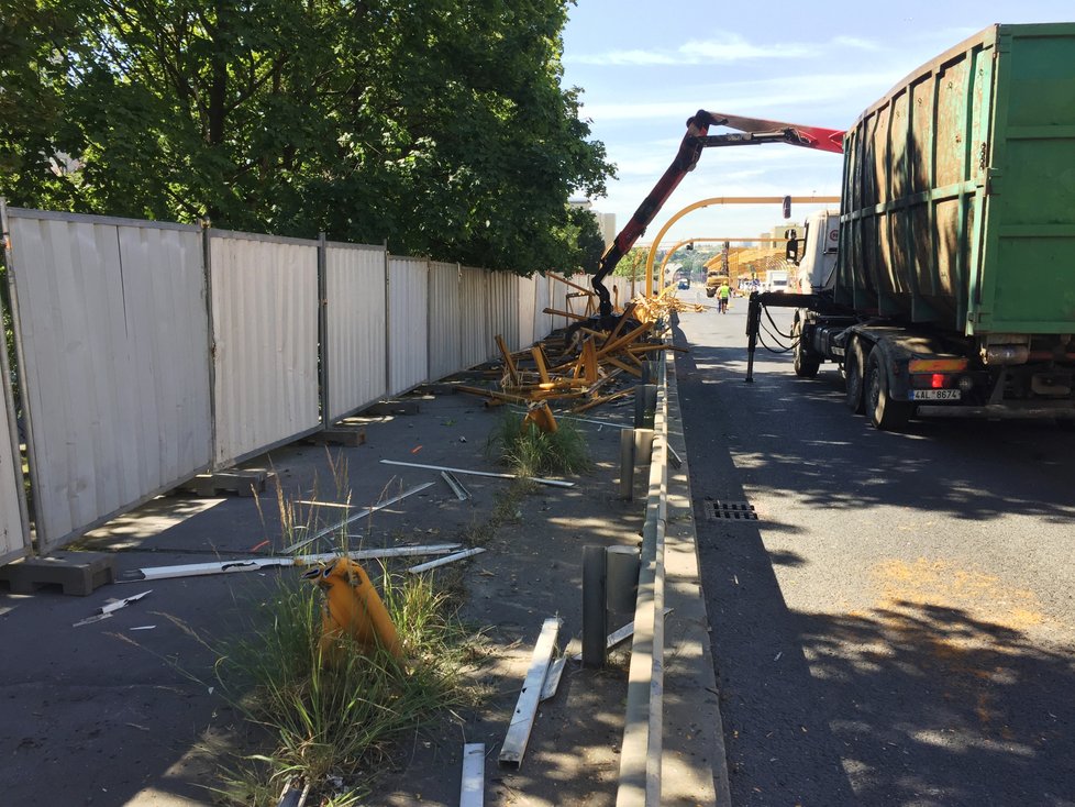 Demolice protihlukové stěny ve Slánské.