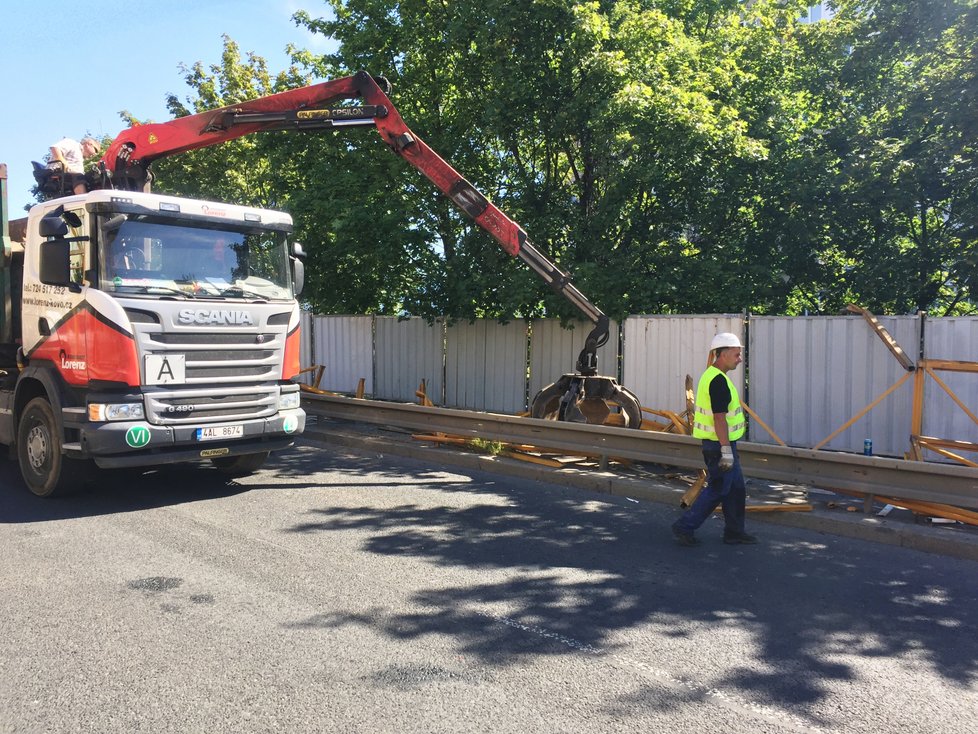 Demolice protihlukové stěny ve Slánské.