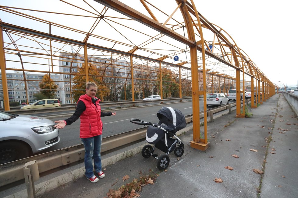 Stará protihluková stěna v ulici Slánská bude zdemolovaná.