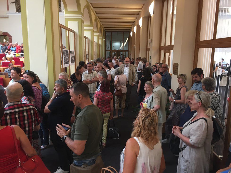 Na zasedání zastupitelstva magistrátu přišly desítky lidí. Nesouhlasí se zrušením plánované privatizace městských bytů.