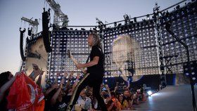 Metallica hraje pro 70 tisíc lidí v Letňanech.