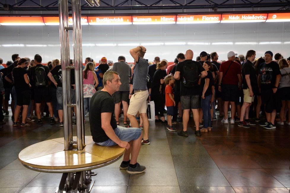 Metro nezvládalo nával fanoušků po koncertě.