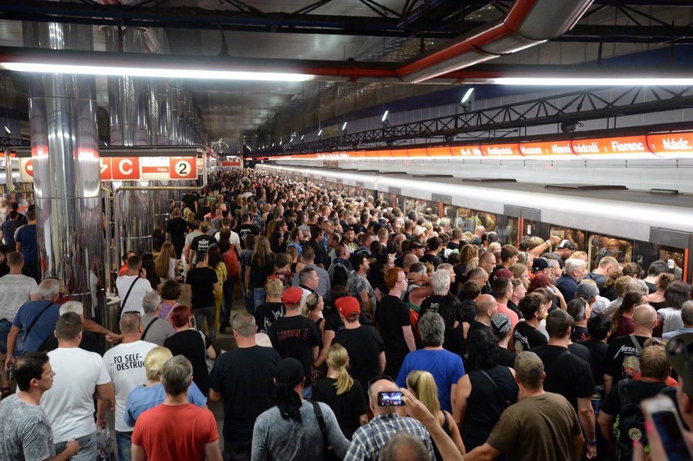 Metro nezvládalo nával fanoušků po koncertě.