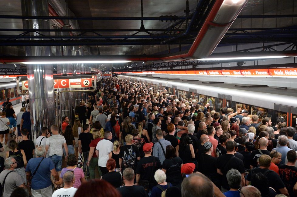 Metro nezvládalo nával fanoušků po koncertě.