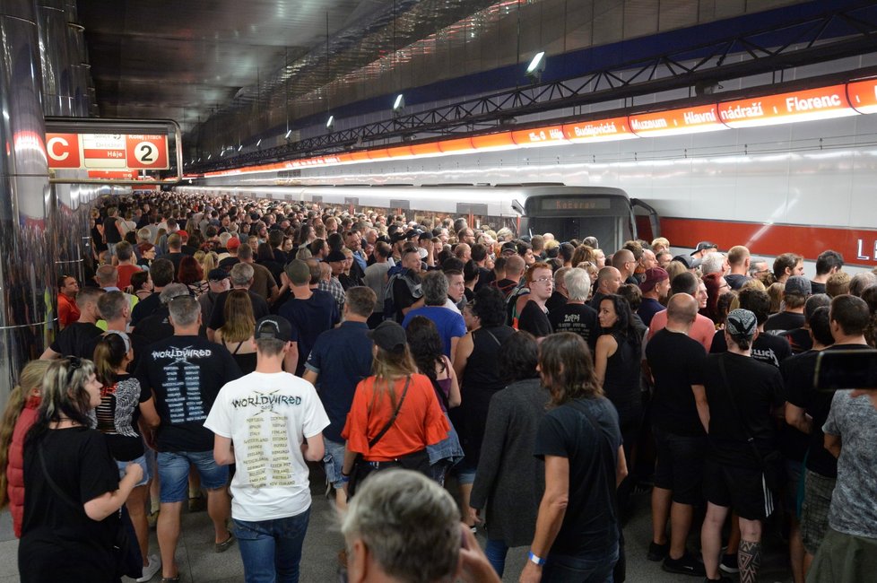 Na koncert Metallicy v pražských Letňanech přišlo 70 tisíc fanoušků.