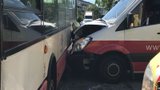 Dodávka v Letňanech smetla autobus MHD. Pět lidí se zranilo