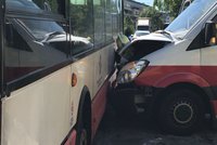 Dodávka v Letňanech smetla autobus MHD. Pět lidí se zranilo