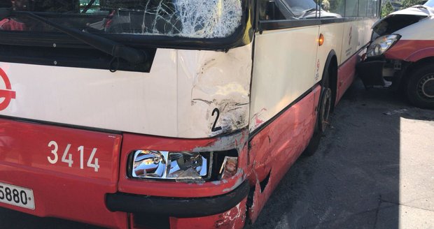 Nehoda autobusu městské hromadné dopravy a nákladního automobilu