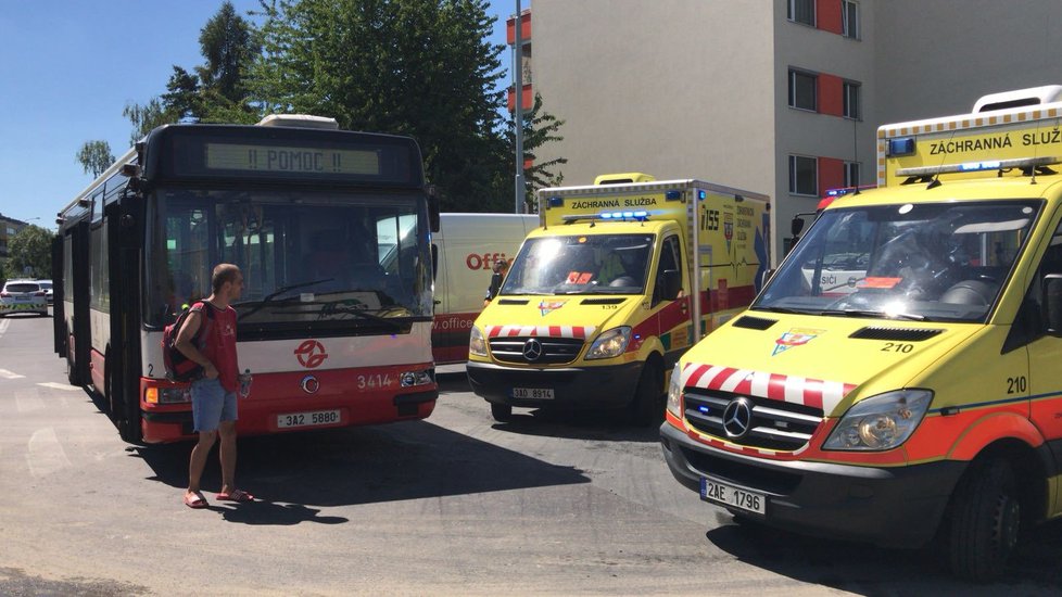 Nehoda autobusu městské hromadné dopravy a nákladního automobilu