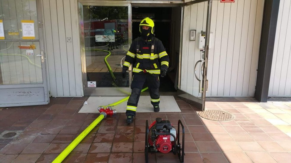 V Letňanech hořelo v jednopodlažní kancelářské budově. Na místo se sjelo několik hasičských jednotek a oheň zkrotily. Způsobená škoda byla odhadnutá na půl milionu korun.