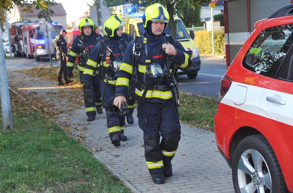 Hasiči evakuovali obyvatele z hořícího domu ve Kbelích.