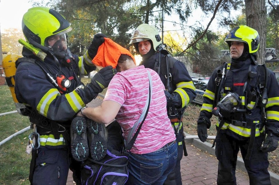 Hasiči evakuovali obyvatele z hořícího domu ve Kbelích.