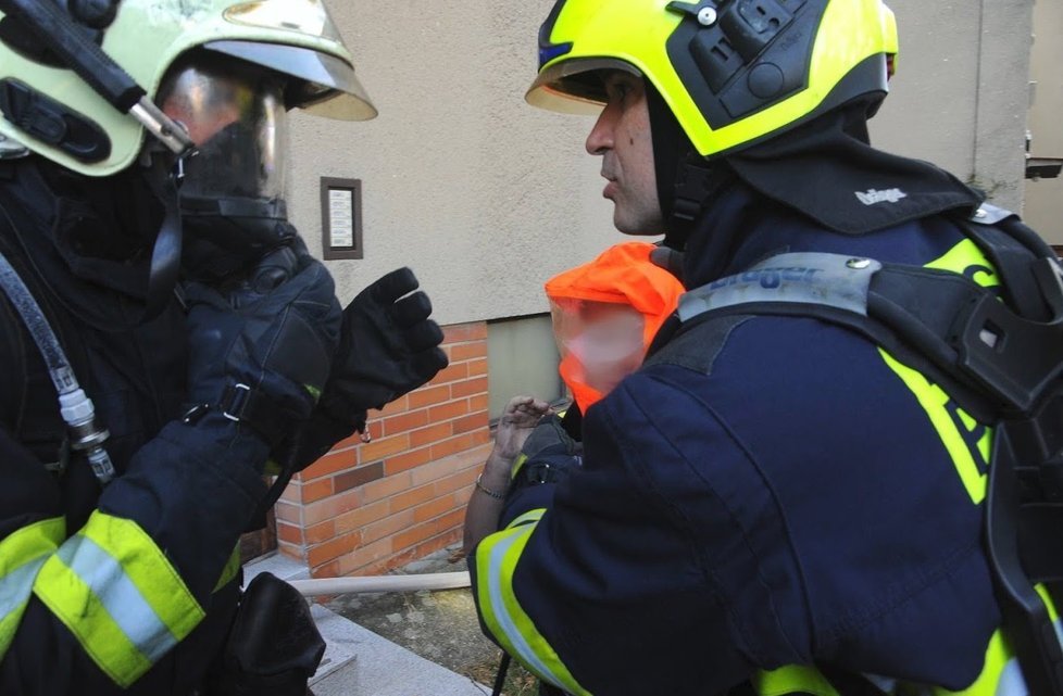 Hasiči evakuovali obyvatele z hořícího domu ve Kbelích.