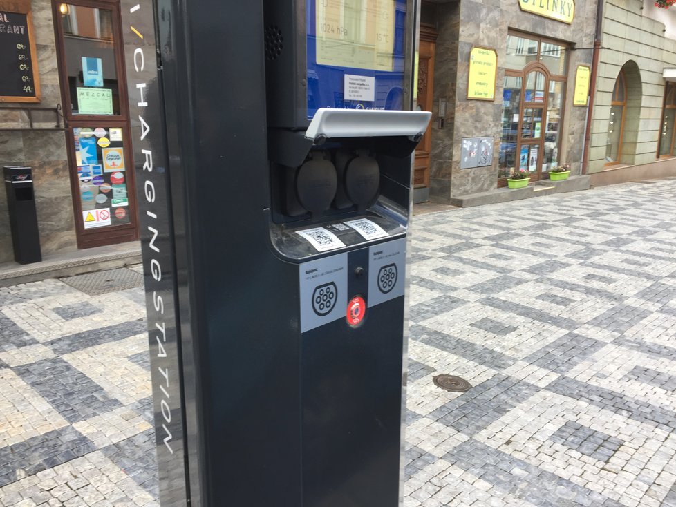 Takto vypadá nová chytrá lampa v Jugoslávské ulici na Vinohradech.