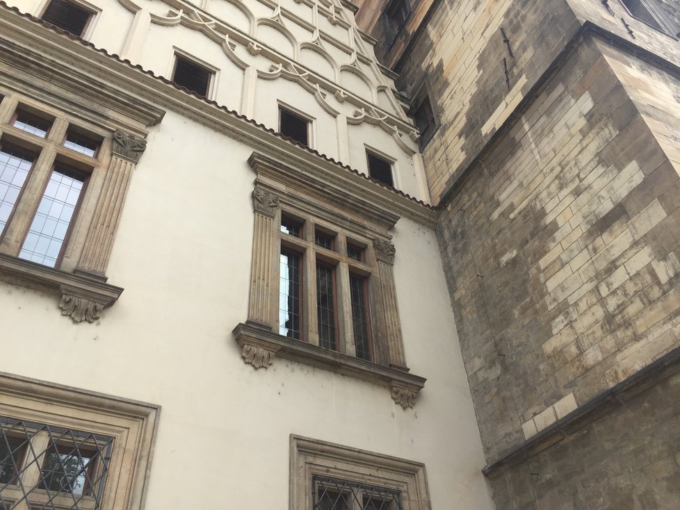 Z tohoto okna byli vyhození pražští konšelé.