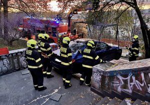 Auto nejprve jelo v protisměru po Nuselském mostu, pak se řítilo parkem Folimanka a nakonec skončilo zaseknuté na schodech. Vyprostili ho hasiči (22. 11. 2020)