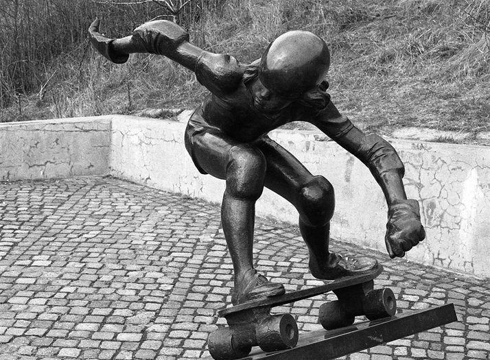 Do parku Folimanka se vrátí světový unikát. Nejstarší socha skateboardisty na světě! Od roku 2007 byla ve skladu, protože jí chyběly ruce.