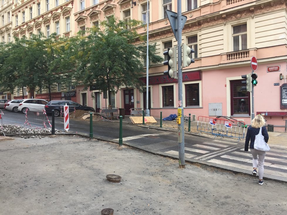 Ulice Prahy 2 jsou rozkopané. Výměna inženýrských sítí se táhne už od června.