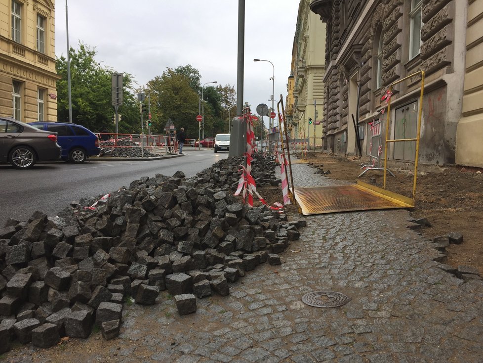 Ulice Prahy 2 jsou rozkopané. Výměna inženýrských sítí se táhne už od června.