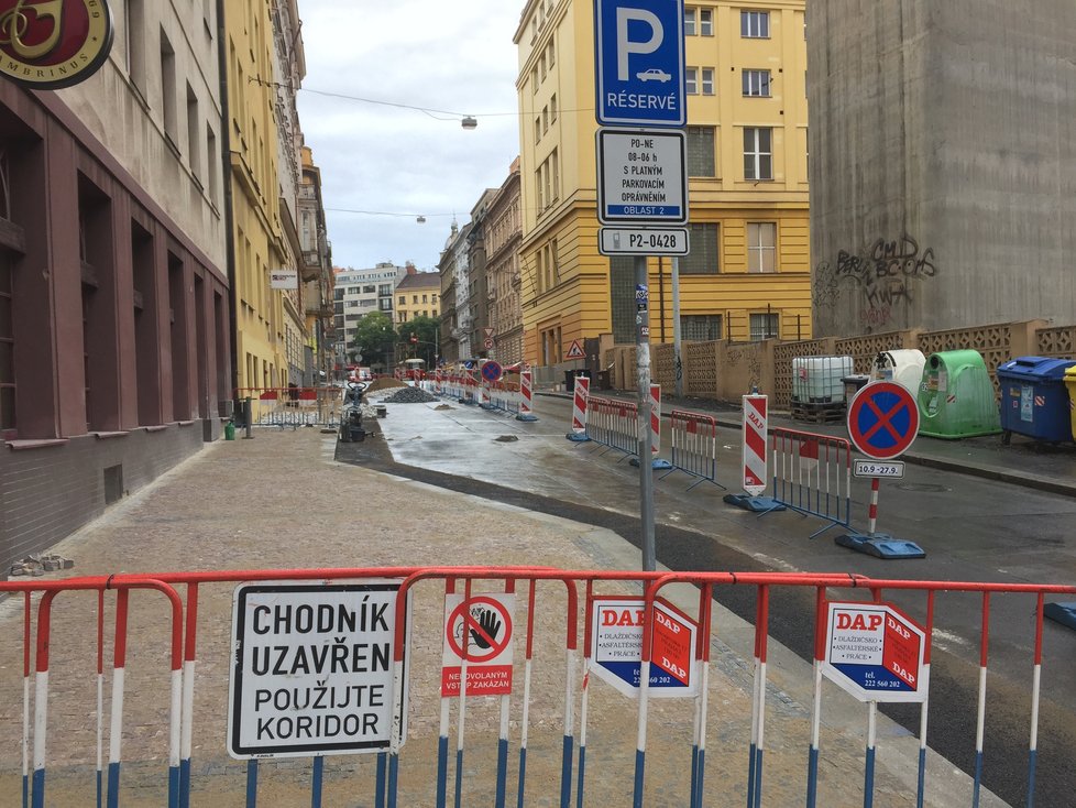 Ulice Prahy 2 jsou rozkopané. Výměna inženýrských sítí se táhne už od června.