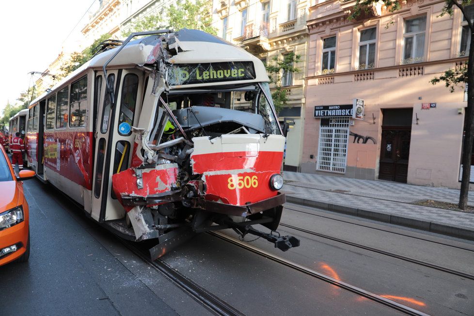 V sobotu 19. září se srazila tramvaj a popelářské auto v Korunní ulici na Vinohradech.