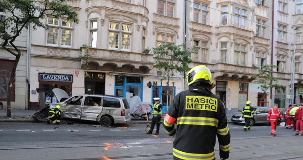 V sobotu 19. září se srazila tramvaj a popelářské auto v Korunní ulici na Vinohradech.