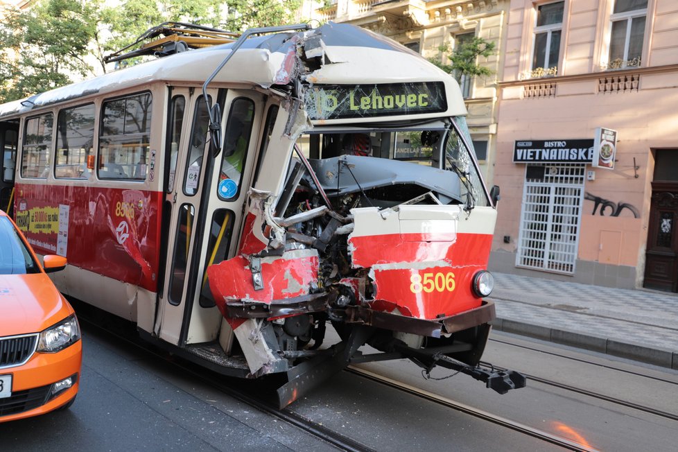 V sobotu 19. září se srazila tramvaj a popelářské auto v Korunní ulici na Vinohradech.