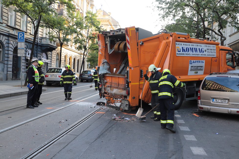 V sobotu 19. září se srazila tramvaj a popelářské auto v Korunní ulici na Vinohradech.