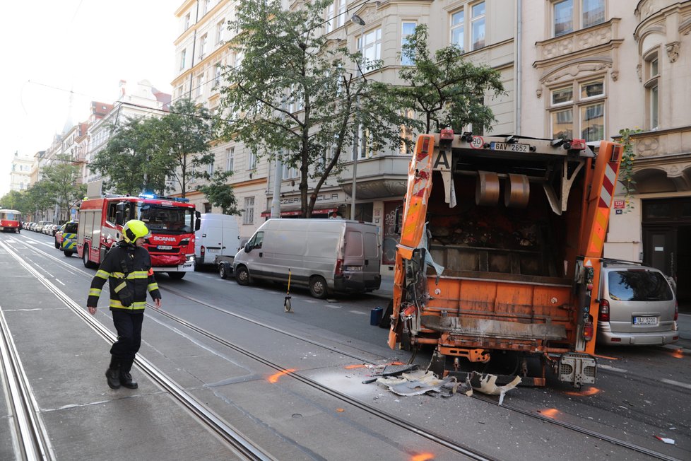 V sobotu 19. září se srazila tramvaj a popelářské auto v Korunní ulici na Vinohradech.