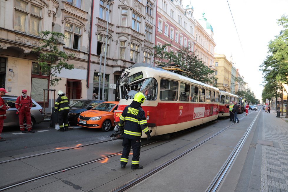 V sobotu 19. září se srazila tramvaj a popelářské auto v Korunní ulici na Vinohradech.