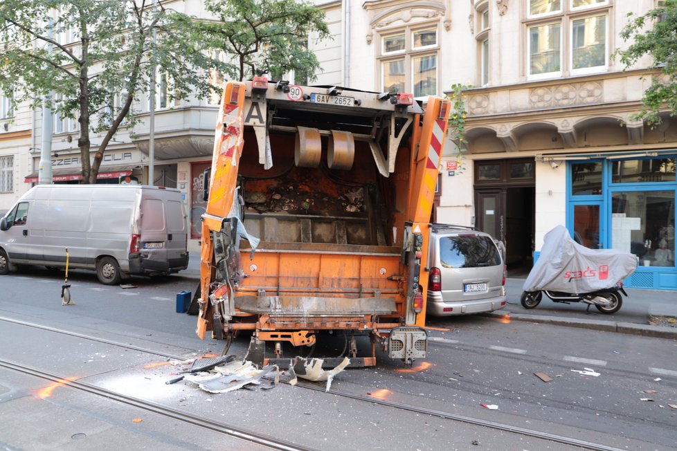 V sobotu 19. září se srazila tramvaj a popelářské auto v Korunní ulici na Vinohradech.