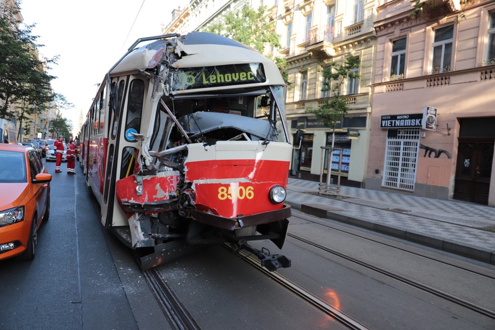 V sobotu 19. září se srazila tramvaj a popelářské auto v Korunní ulici na Vinohradech.