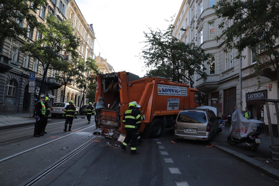 V sobotu 19. září se srazila tramvaj a popelářské auto v Korunní ulici na Vinohradech.