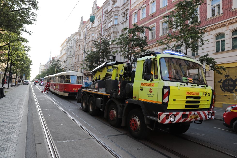 V sobotu 19. září se srazila tramvaj a popelářské auto v Korunní ulici na Vinohradech.