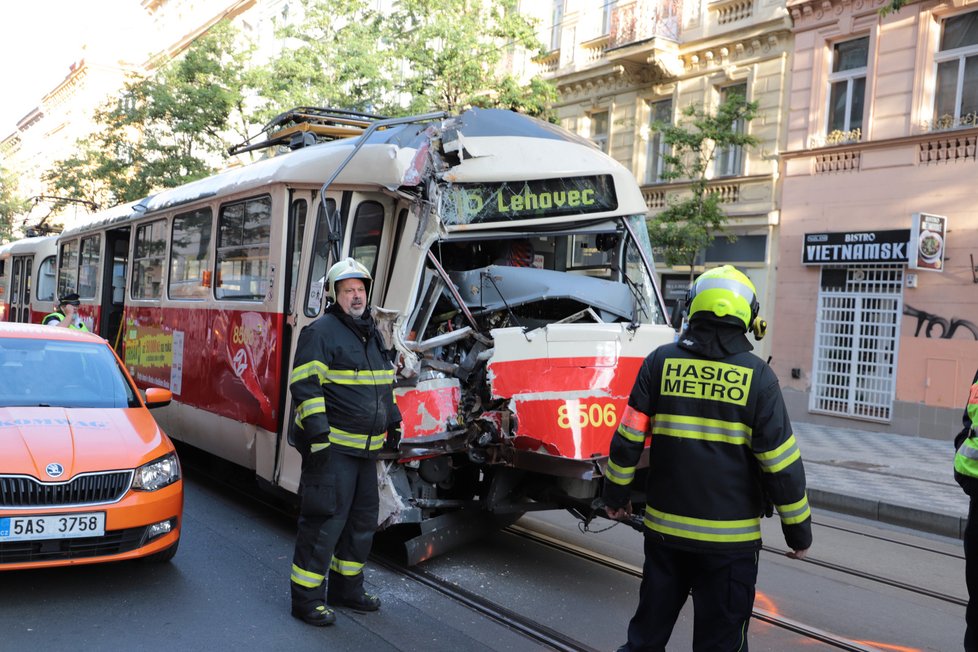 V sobotu 19. září se srazila tramvaj a popelářské auto v Korunní ulici na Vinohradech.