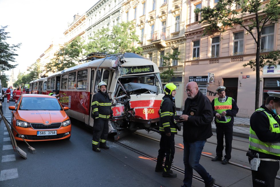 V sobotu 19. září se srazila tramvaj a popelářské auto v Korunní ulici na Vinohradech.