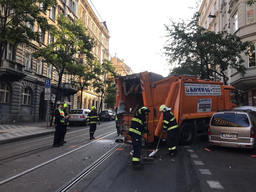 V sobotu 19. září se srazila tramvaj a popelářské auto v Korunní ulici na Vinohradech.