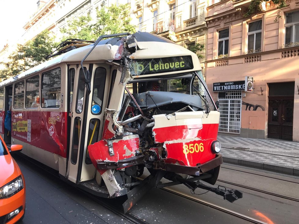 V sobotu 19. září se srazila tramvaj a popelářské auto v Korunní ulici na Vinohradech.