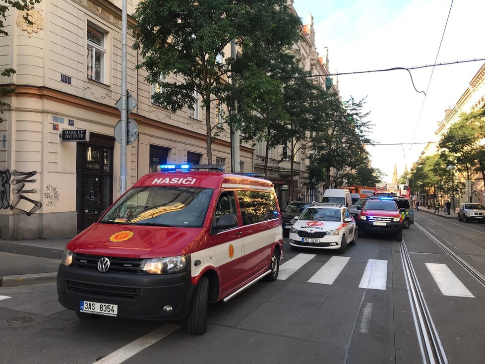 V sobotu 19. září se srazila tramvaj a popelářské auto v Korunní ulici na Vinohradech.