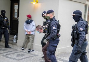 Na Vinohradech došlo k násilné loupeži. Policisté zadrželi dva podezřelé.