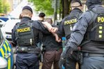 Agresivního řidiče, který v Brně zranil strážníka, se nakonec ujali republikoví policisté. Muži hrozí trestní stíhání.