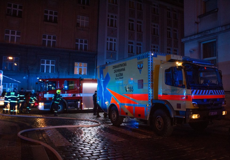 Požár domu v ulici Na Poříčním právu si vyžádal evakuaci skoro čtyř desítek lidí.