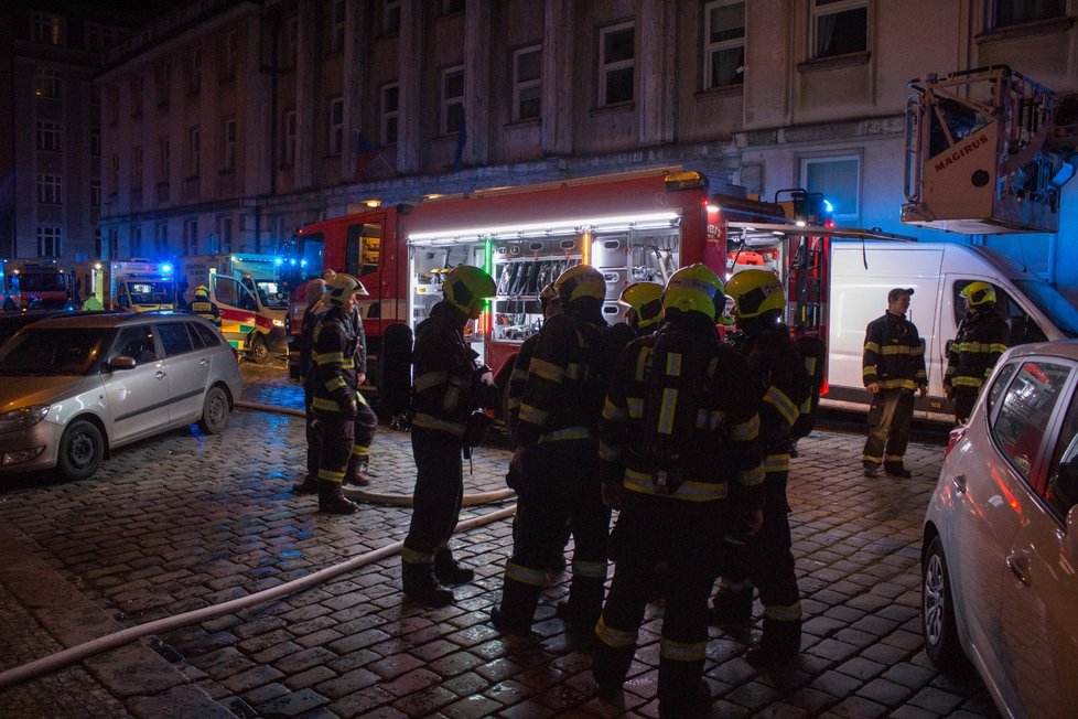 Požár domu v ulici Na Poříčním právu si vyžádal evakuaci skoro čtyř desítek lidí.