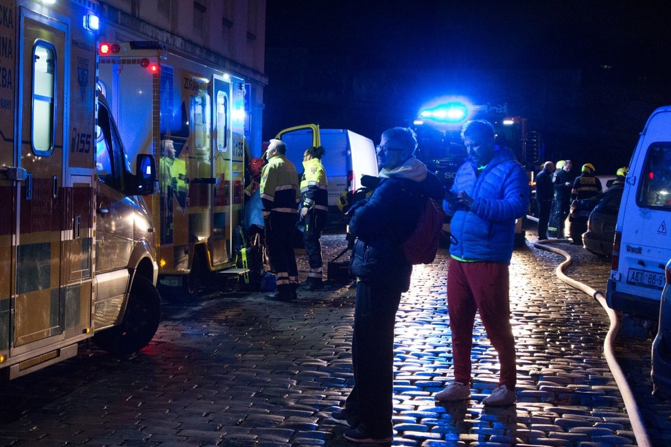 Požár domu v ulici Na Poříčním právu si vyžádal evakuaci skoro čtyř desítek lidí.