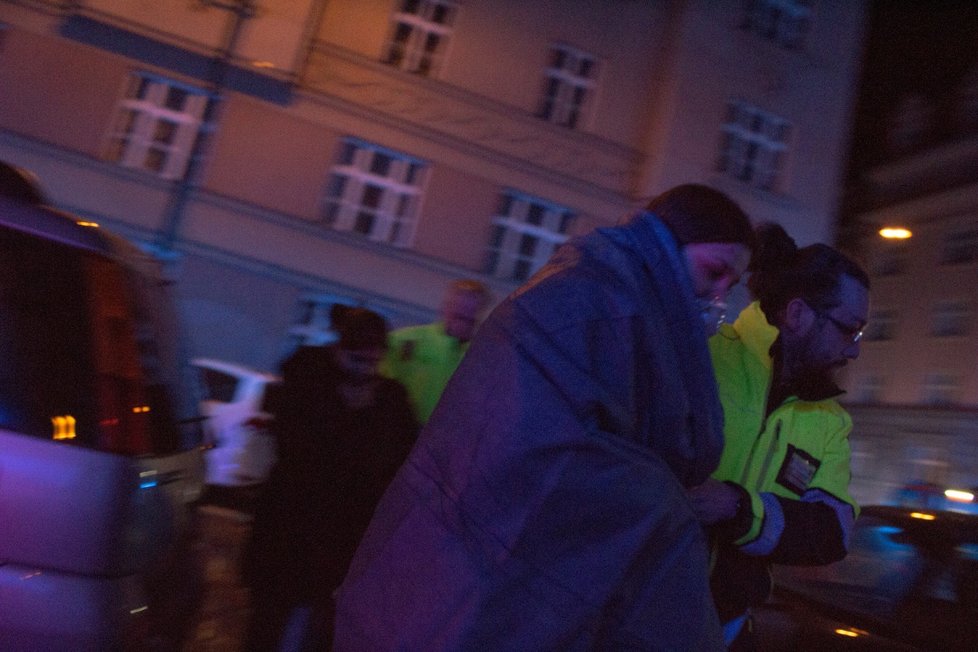 Požár domu v ulici Na Poříčním právu si vyžádal evakuaci skoro čtyř desítek lidí.