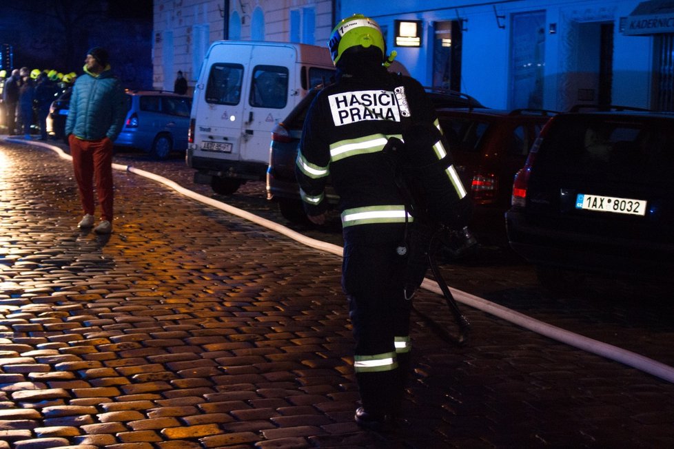 Požár domu v ulici Na Poříčním právu si vyžádal evakuaci skoro čtyř desítek lidí.