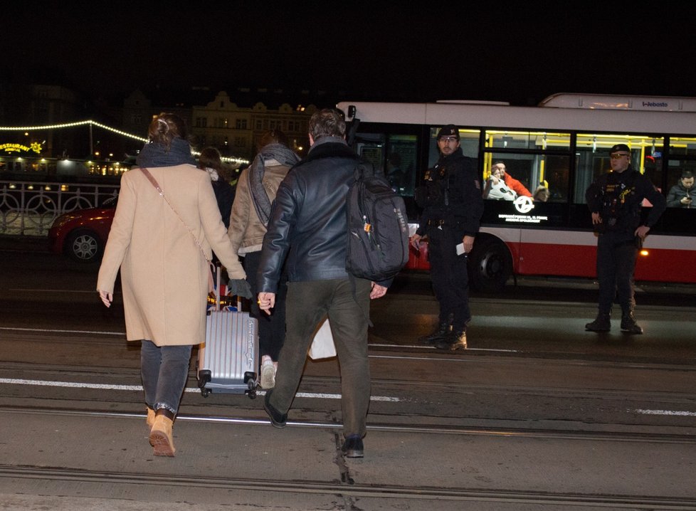 Požár domu v ulici Na Poříčním právu si vyžádal evakuaci skoro čtyř desítek lidí.