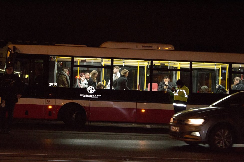 Požár domu v ulici Na Poříčním právu si vyžádal evakuaci skoro čtyř desítek lidí.