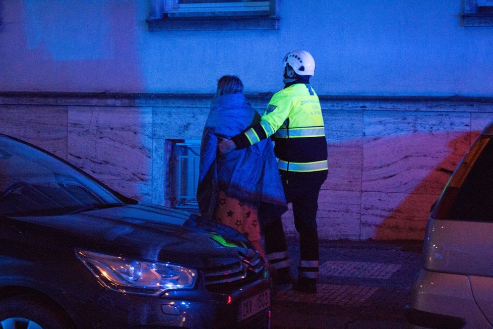 Požár domu v ulici Na Poříčním právu si vyžádal evakuaci skoro čtyř desítek lidí.